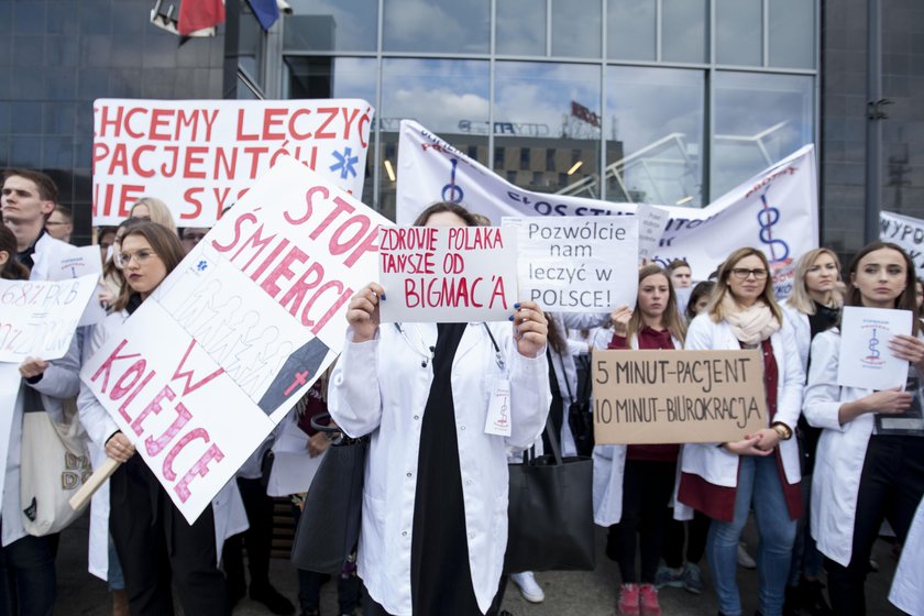 Pikieta studentów medycyny w geście poparcia dla protestujących lekarzy-rezydentów z Warszawy