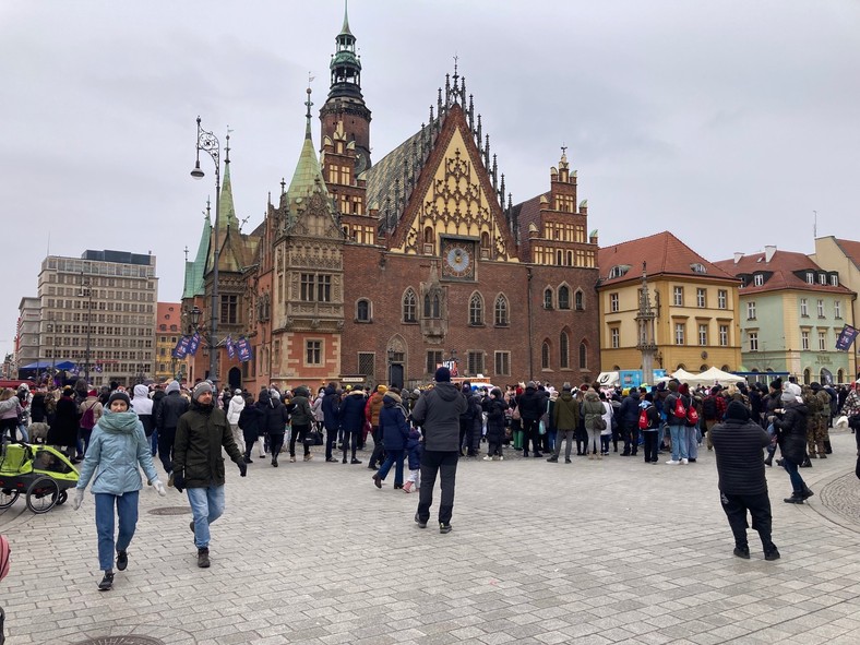 W okolicach rynku pełno jest kwestujących