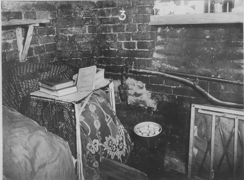 Fotografia z raportu Stroopa. Oryginalny podpis: "Zdjęcia z tzw. bunkra mieszkalnego"