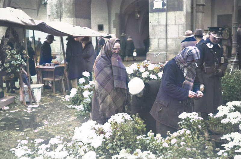 Handel uliczny w międzywojennym Krakowie. 1931 rok. Źródło: Narodowe Archiwum Cyfrowe.