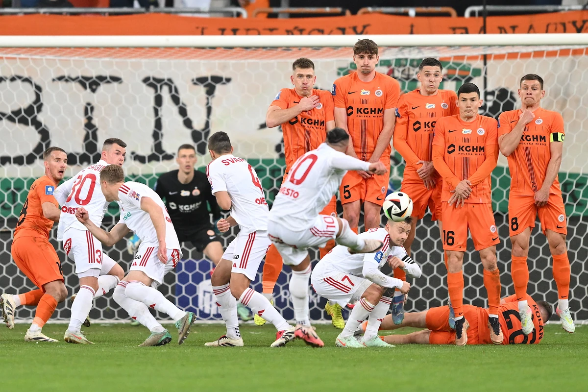 Raków ucieka Jagiellonii i Lechowi. Katastrofalny błąd bramkarza Zagłębia