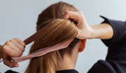 Miodowanie włosów może zastąpić olejowanie. Jak działa?