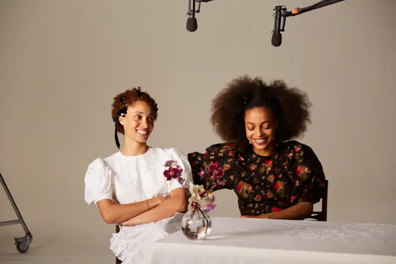 Siostry Adwoa i Kesewa Aboah wystąpią w kampanii promującej kolekcję Simone Rocha x H&amp;M