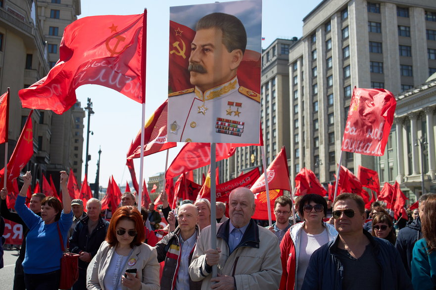 Zwolennicy Partii Komunistycznej maszerujący przez Moskwę z portretami Józefa Stalina, 1 maja 2019 r.