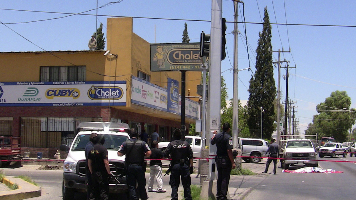 W starciach pomiędzy meksykańską armią a kartelami narkotykowymi w czasie weekendu w mieście Nuevo Laredo śmierć poniosło 12 osób, a 21 zostało rannych. Bandyci, którzy zaczęli strzelaninę, zablokowali ciężarówkami i przyczepami część ulic w mieście - informuje serwis CNN.