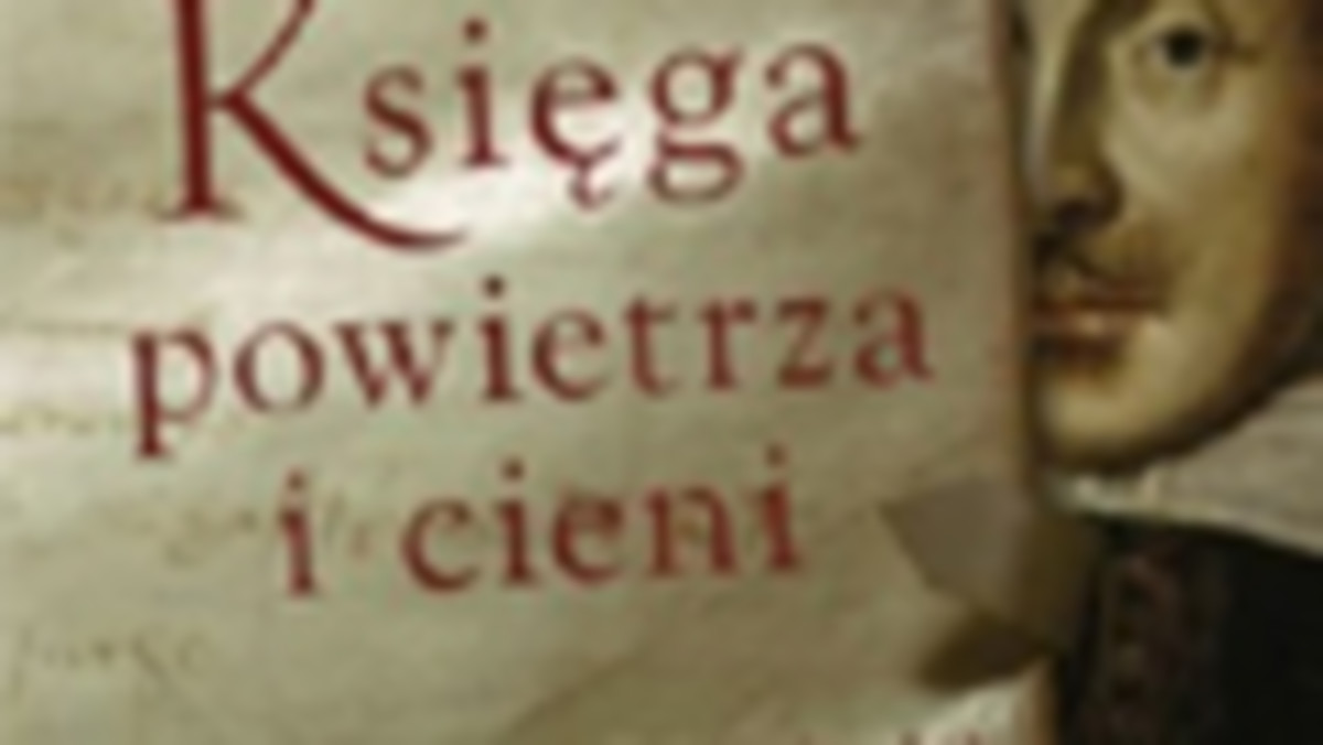 Nie jadł od postoju na stacji benzynowej. Teraz była prawie czwarta i poczuł głód, pomyślał więc, że pojedzie coś przekąsić. Już miał ruszyć, gdy zobaczył zbliżający się od strony miasteczka obłok kurzu. Wkrótce wyłonił się z niego zielony pikap, zwolnił, minął go i skręcił na podjazd przed domem numer 161. Crosetti stwierdził z satysfakcją, że w kabinie siedzi mężczyzna i mniej więcej dziewięcioletni chłopiec, którego główka ledwie wystaje ponad tablicę rozdzielczą. Samochód skręcił zbyt raptownie i zawadził przednim kołem o leżący na podjeździe rowerek chłopca.