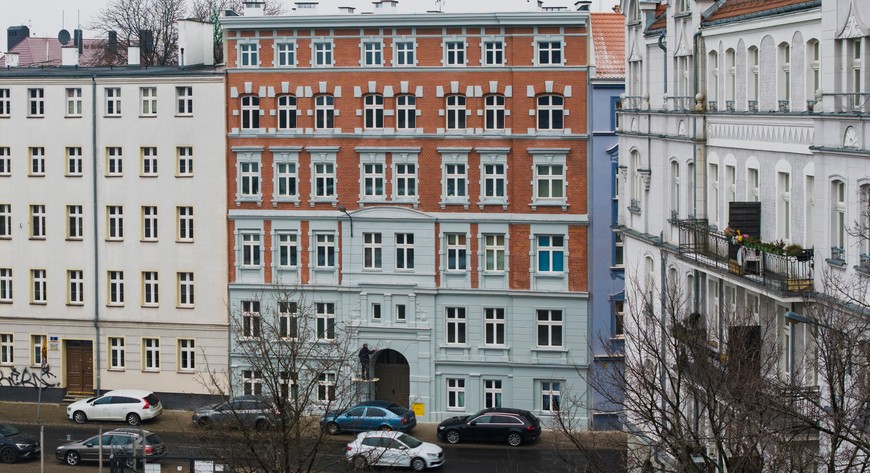 Kurkowa 65. Po widowiskowym remoncie elewacji radykalnie zmieniła wygląd ulicy. 