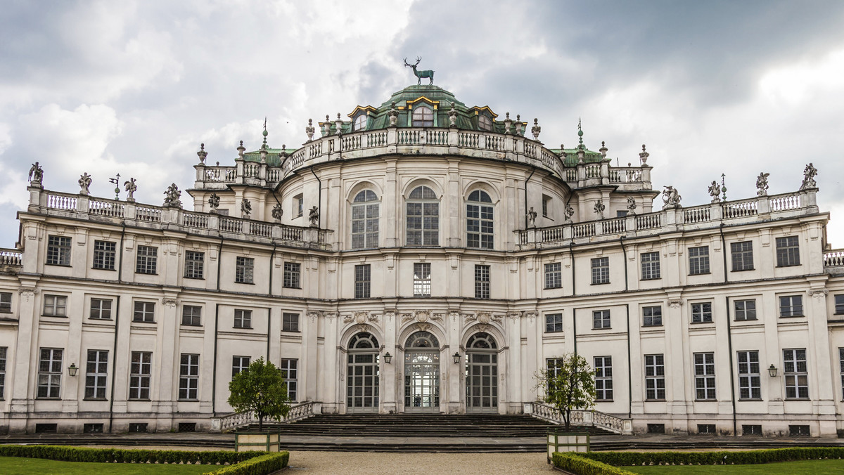 Niezwykły splendor odzyskało arcydzieło włoskiego baroku: wielka sala w rezydencji myśliwskiej w Stupinigi koło Turynu. Sabaudzka rezydencja, zbudowana na początku XVIII wieku, jest na liście dziedzictwa kultury UNESCO, ale nie ustawiają się do niej kolejki.