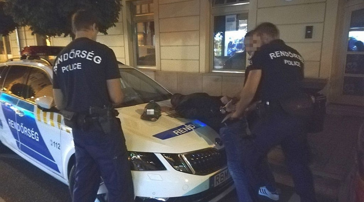 Győr belvárosában, egy szórakozóhely előtt fogták el a férfit / Fotó: police.hu