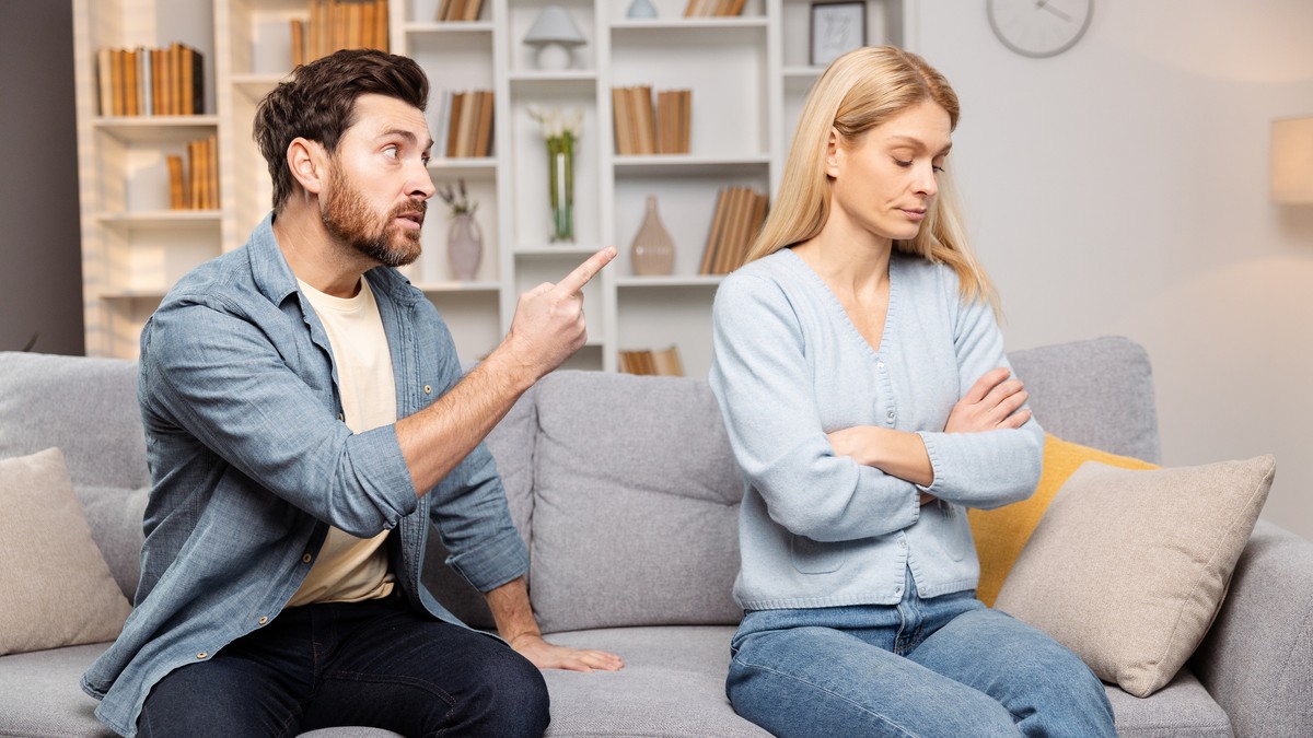 Emocionalno zlostavljanje može da uključuje stalnu kritiku