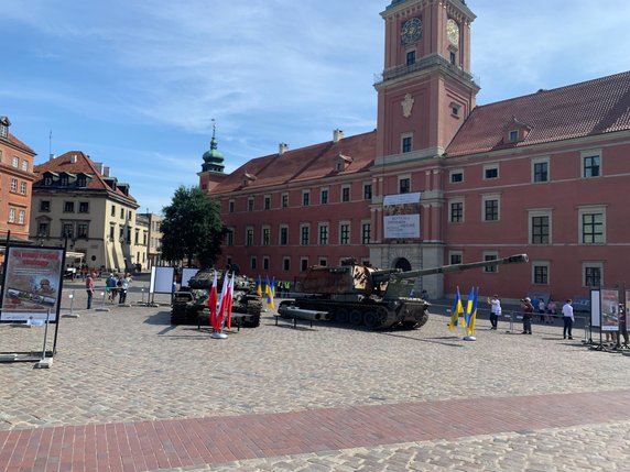 Rosyjskie maszyny wojskowe na placu Zamkowym 