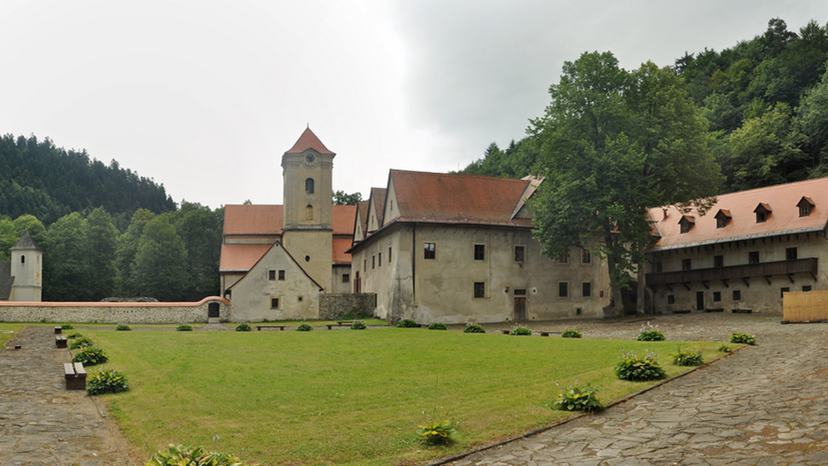 Wystawę prezentującą życie codzienne klasztorów cysterskich, kartuzjańskich i kamedulskich na Spiszu na pograniczu polsko-słowackim można oglądać w Galerii Dawna Synagoga w Nowym Sączu.