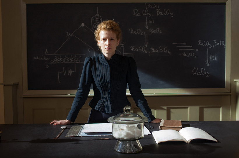 Kadr z filmu "Maria Skłodowska-Curie" (2016), w reżyserii Marie Noëlle.