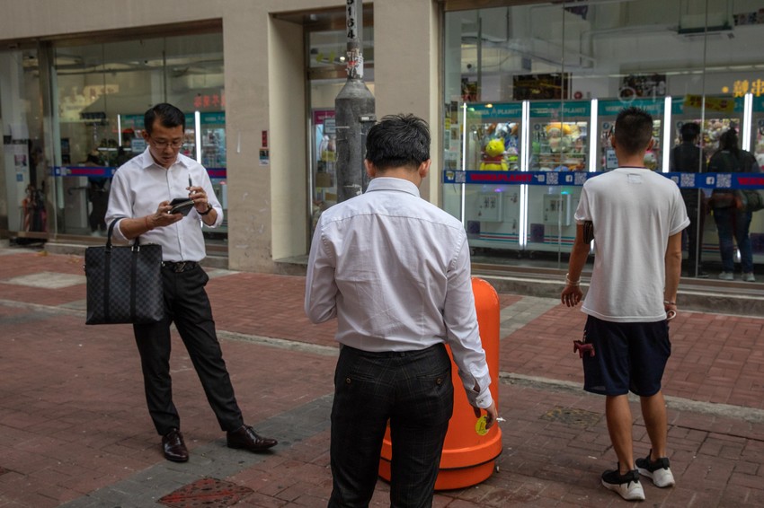 Ljudi se klone ulice pa supermarketi više zarađuju