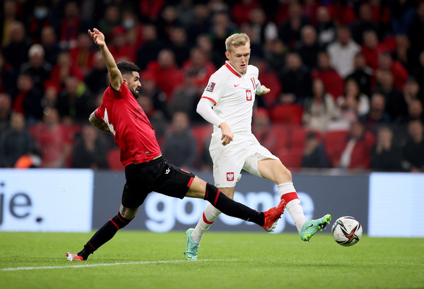 Karol Świderski (P) strzela bramkę podczas meczu eliminacyjnego piłkarskich mistrzostw świata z Albanią