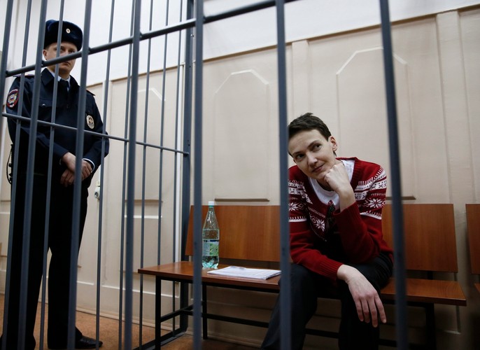 Nadia Sawczenko przed Basmańskim Sądem Rejonowym w Moskwie