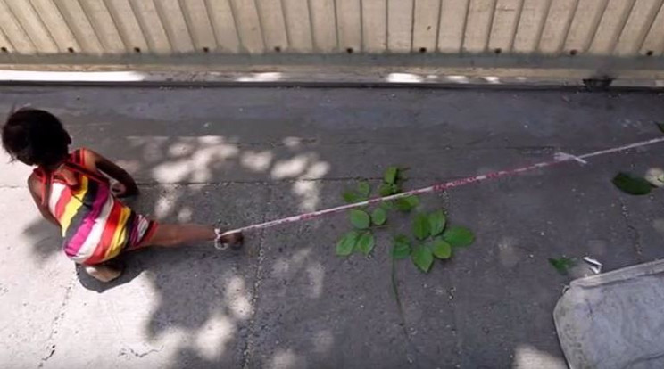 A kislányt egy kőhöz kötözték ki egy műanyag kötéllel /Fotó: YouTube