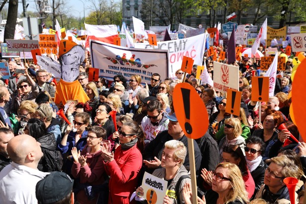 Jeśli potwierdzi się czarny scenariusz i nauczyciele zaczną rezygnować z wycieczek, to stracą również biura podróży specjalizujące się w wyjazdach szkolnych.