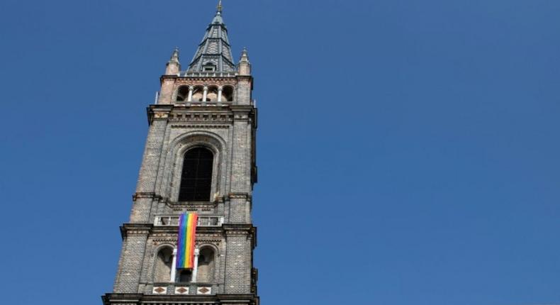Drapeau LGBT accroché à une Eglise