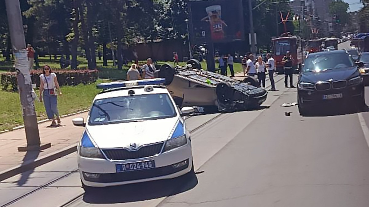 Prevrnut automobil u Požeškoj kod Doma zdravlja