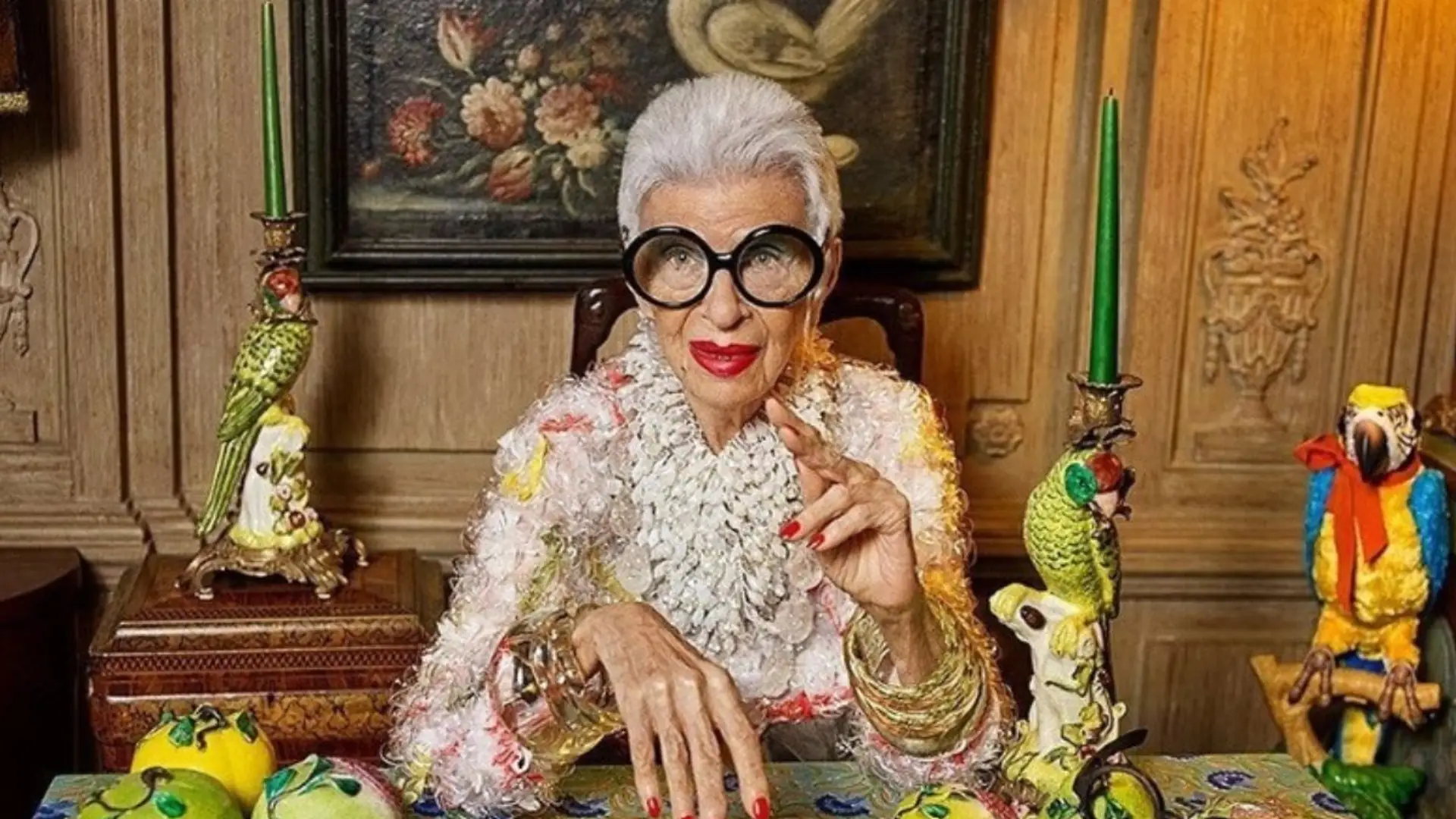 Nosi pióra, cekiny i cały czas zachwyca. Iris Apfel ma 102 lata i wciąż jest ikoną mody