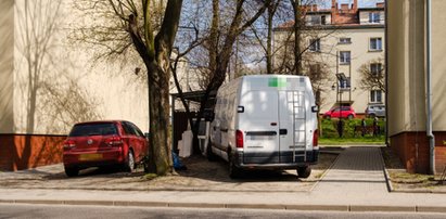 Koniec pobłażania dla mistrzów parkowania. Prezydent Katowic goni kierowców