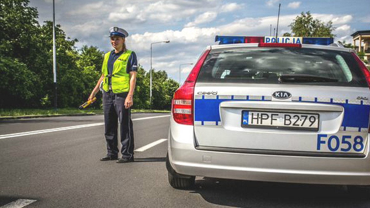 Najpierw policjanci chcieli jedynie eskortować do szpitala samochód, prowadzony przez matkę rodzącej nastolatki. Gdy okazało się, że kobieta jest tak roztrzęsiona, że nie jest w stanie prowadzić, funkcjonariusze wzięli rodzącą do radiowozu. Pędząc na sygnałach, do szpitala zdążyli na czas.