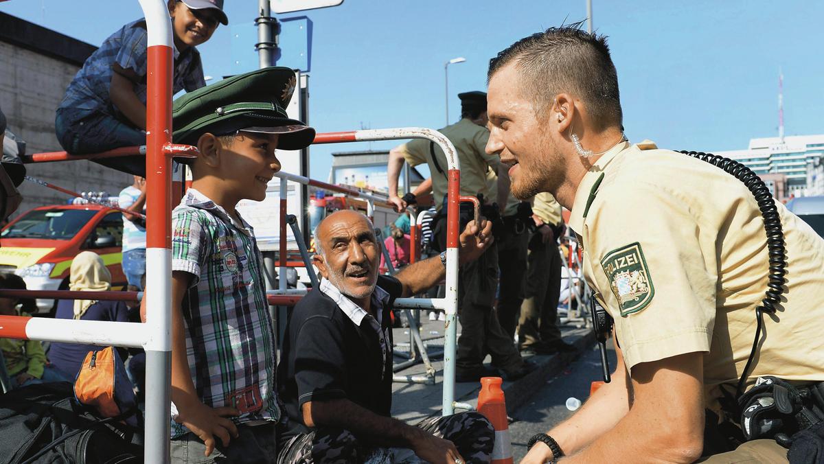 Niemcy uchodźcy niemiecki policjant