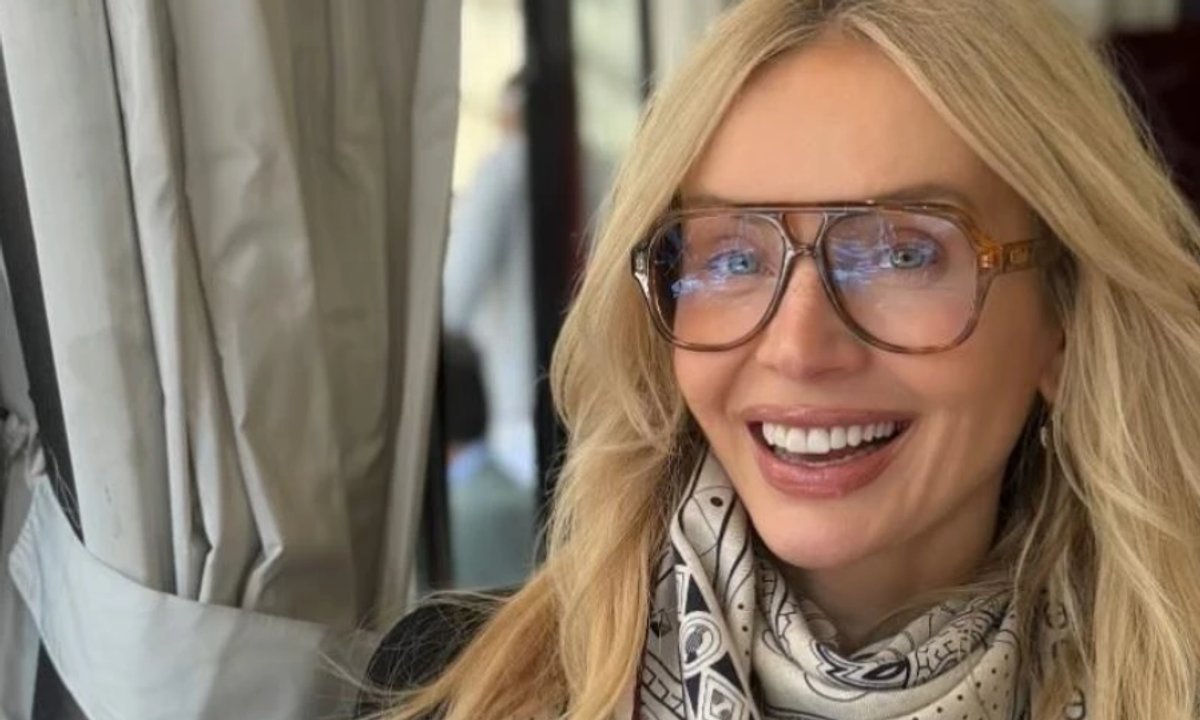 Aga Woźniak-Starak niczym Paryżanka. Szyję ozdobiła najmodnieszym dodatkiem