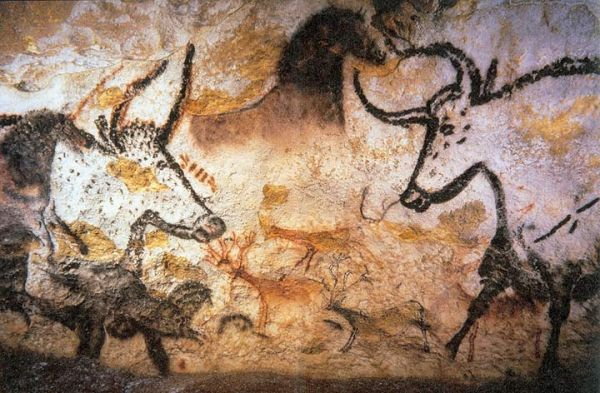 Jedna z najsłynniejszych scen znajdujących się w jaskini, przedstawiająca byki i zwierzęta jeleniowate, fot. Prof saxx, na licencji Creative Commons Uznanie autorstwa – Na tych samych warunkach 3.0