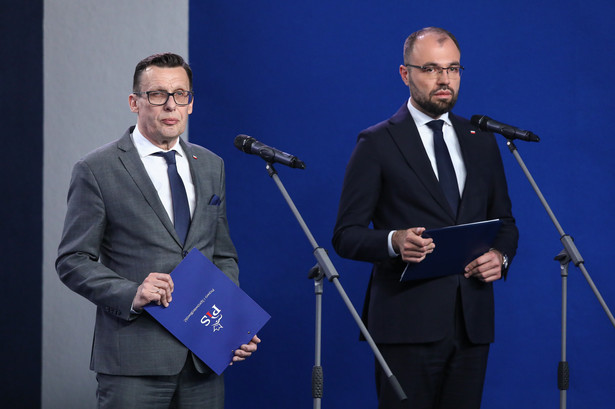 Poseł PiS Marek Ast (L) i prezes Rządowego Centrum Legislacji Krzysztof Szczucki (P)