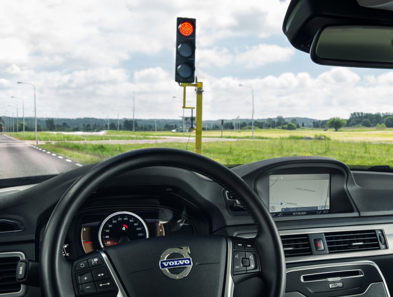 Na podstawie informacji odbieranych z sygnalizacji świetlnej kierowca otrzyma informację o zalecanej prędkości by trafić na tzw. zieloną falę.