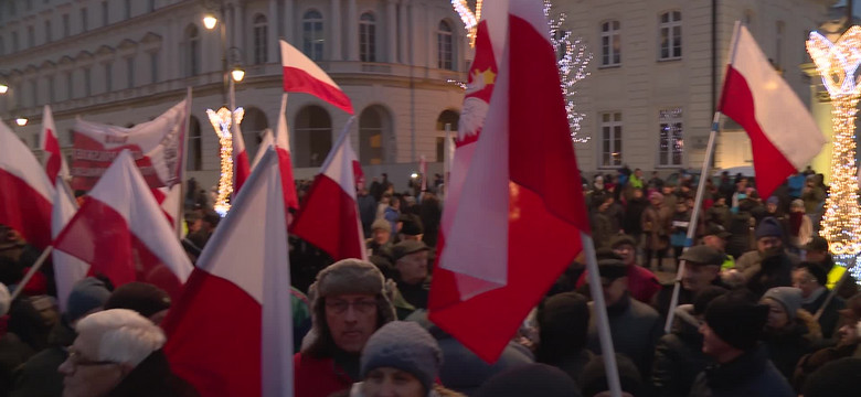 Demonstracja sympatyków PiS przed Pałacem Prezydenckim. "Opozycja chce obalić rząd"