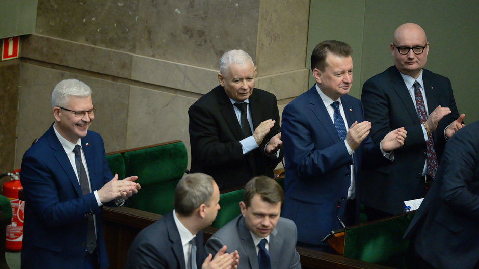 Jarosław Kaczyński (3L) i Mariusz Błaszczak (2P) podczas posiedzenia Sejmu (08.02.2023)