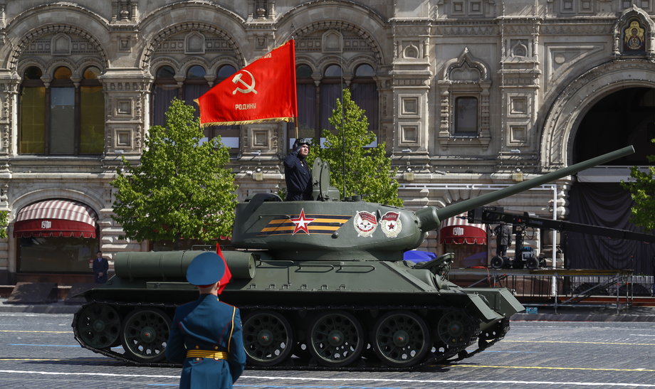 Radziecki czołg T-34 podczas parady wojskowej.