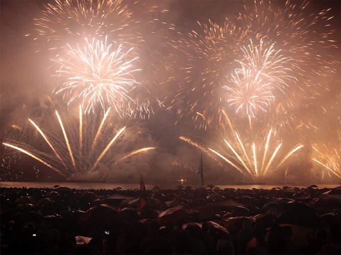 Sylwestrowe fajerwerki na plaży Copacabana w Brazylii