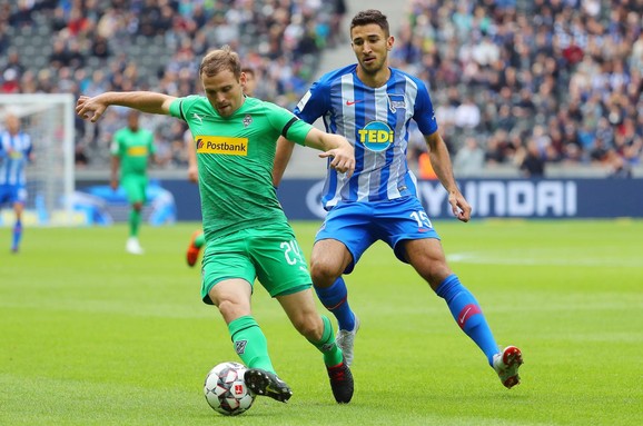 Marko Grujić na defanzivnom zadatku tokom meča sa Borusijom iz Menhengladbaha