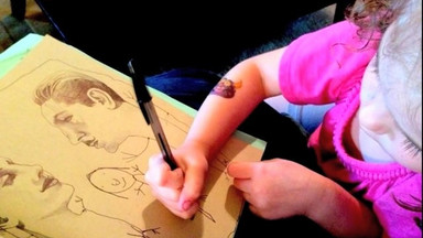 Matka rysuje twarze, 4-letnia córka dorysowywuje resztę