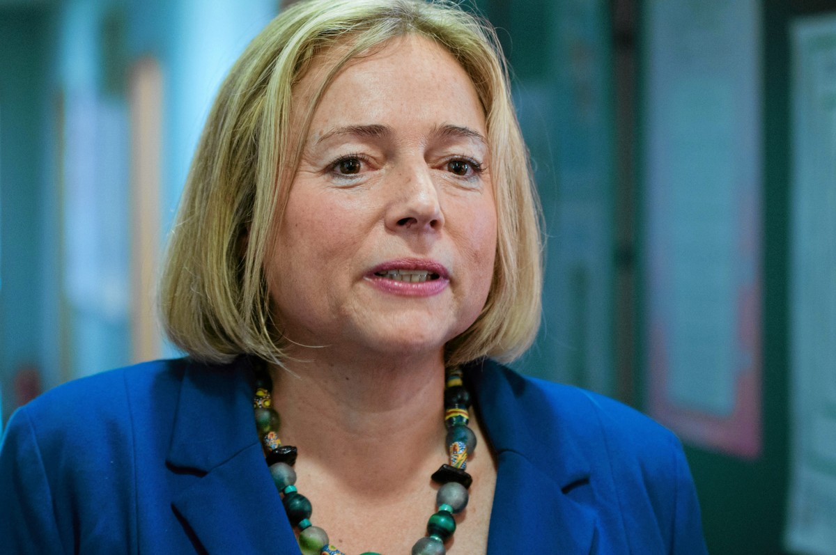 Wanda Nowicka Rok rozpoczęliśmy od afery z premiami dla prezydium Sejmu i Senatu. Marszałek Sejmu Ewa Kopacz i wicemarszałkowie przyznali sobie 245 tysięcy zł premii za ubiegły rok. W sumie na nagrody dla Prezydium Senatu przeznaczono 130 tys. zł. Najgorzej sprawa skończyła się dla wicemarszałek Sejmu Wandy Nowickiej, wtedy z Ruchu Palikota. Klub próbował zmusić Nowicka, żeby zrezygnowała z funkcji, ale ta się nie zgodziła . Nie powiodło się także jej odwołanie. Doszło do konfliktu pomiędzy Palikotem i Nowicką. Wicemarszałek Sejmu powiedziała, że szef partii ją zastraszał. Janusz Palikot skomentował tę wypowiedź mówiąc: "Czytając to podświadomie, czyli psychoanalitycznie, być może Wanda Nowicka chce być zgwałcona, ale to nie ze mną. Ja nie jestem typem człowieka, który się do takiej roboty nadaje". Ruch Palikota usunął wreszcie Nowicką z klubu poselskiego. Złożył również wniosek o jej odwołanie ze stanowiska wicemarszałka Sejmu. Wniosek został odrzucony przez posłów. We wrześniu w specjalnym oświadczeniu Palikot przeprosił Nowicką: "To moje zachowanie wyrządziło jej krzywdę. Niepotrzebnie. Mam nadzieję, że da się to naprawić. Przepraszam, z nadzieja patrząc w przyszłość”. Ta jednak nie zamierza już wiązać się z Palikotem.