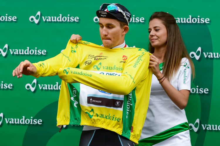 Piękne panie całują polskiego kolarza. Kwiatkowski liderem Tour de Romandi