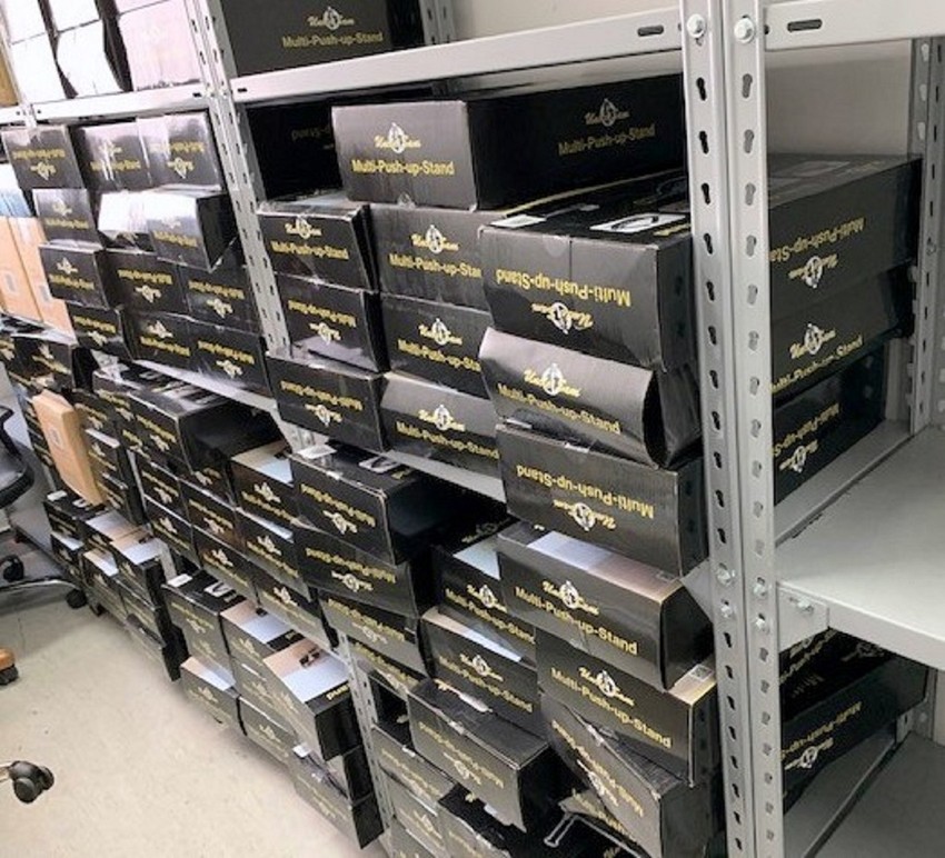 Kutije sa zaplenjenim fitnes spravama na Horgošu