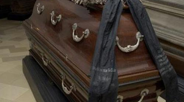 Ellopta a temetőből apja holttestét, hogy újraélessze