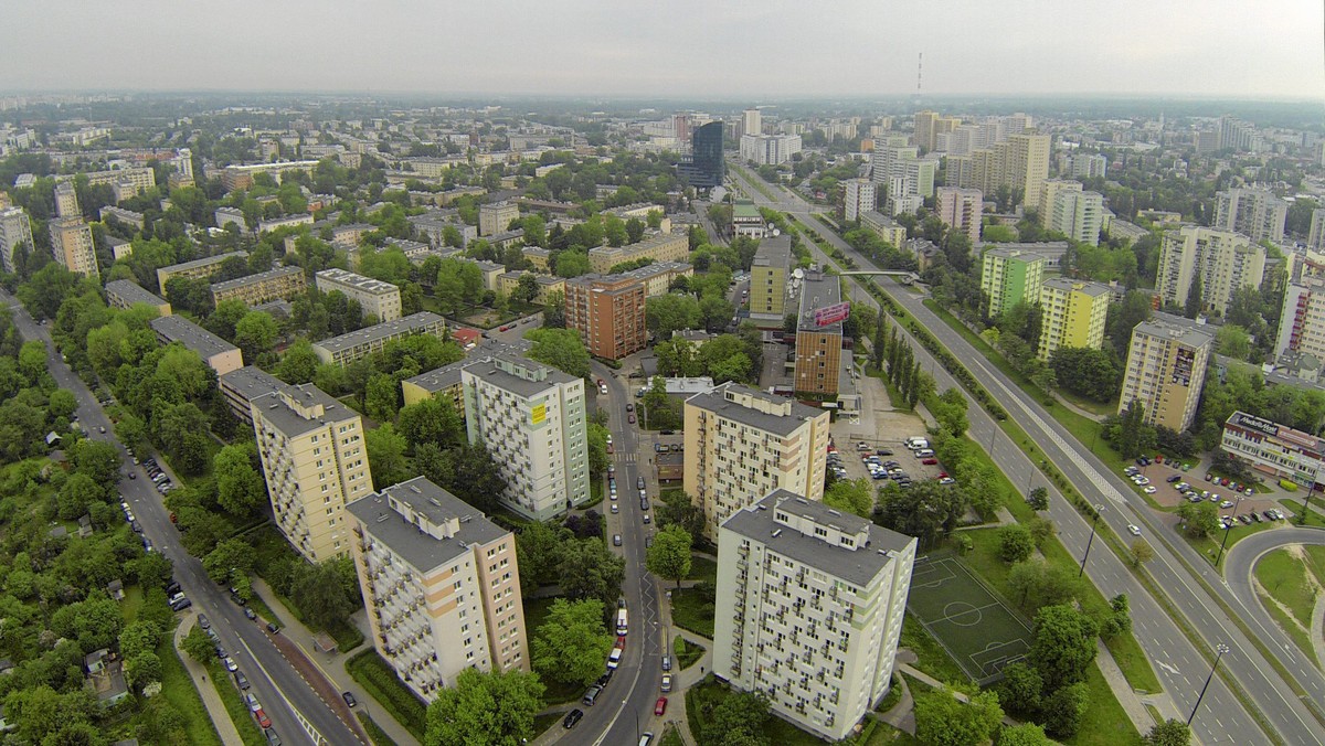 "Fakt": Dramat mieszkańców bloku przy Grochowskiej. Po grunty, na których stoi ich budynek zgłosił się dawny właściciel. Miasto zdecydowało się oddać mu 1/3 placu pod budynkiem oraz... część mieszkań, które nie zostały przez mieszkańców wykupione. - Boimy się, że wylądujemy pod mostem - mówią lokatorzy.