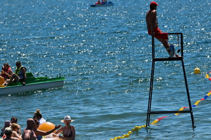 W całej Polsce ruszyły nabory na "oczy i uszy" plażowiczów. Tyle zarobią ratownicy wodni