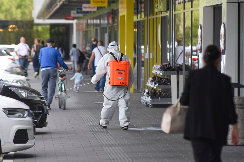 Dezinfekcija se vrši i ispred tržnog centra