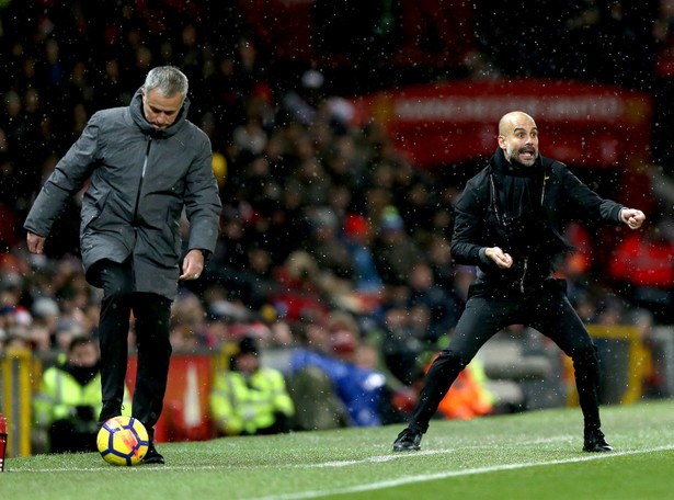 Liga angielska: Bójka piłkarzy i trenerów po derbach Manchesteru. W kierunku Mourinho poleciały butelki