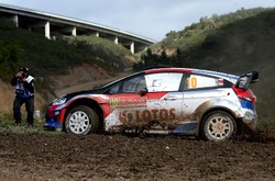 Kubica znów nie dojechał. Wczoraj uderzył w drzewo, dziś ugrzązł w błocie