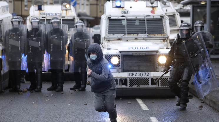 Nacionalista fiatal menekül a rendőrök elől, miután kövekkel dobta meg őket Belfast nyugati részén /MTI/AP/Peter Morrison