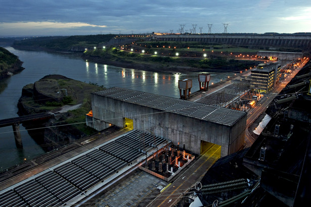 Elektrownia wodna na rzece Parana w Foz do Iguacu w Brazylii. Fot: Adriano Machado/Bloomberg