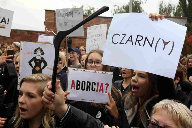 Warszawa, 03.10.2016. "Czarny poniedziałek" w Warszawie - uczestnicy ogólnopolskiego protestu manifestują przed siedzibą Prawa i Sprawiedliwości przy ul. Nowogrodzkiej. W całej Polsce, 3 bm. odbywa się strajk kobiet, będący wyrazem sprzeciwu wobec zaostrzenia przepisów dotyczących aborcji. Jego uczestniczki w miarę możliwości zamierzają nie przyjść do pracy lub nie pójść na uczelnię, większość ubrana jest na czarno. (cat) PAP/Tomasz Gzell